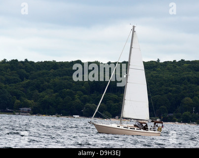 Segelboot in raue Seewasser an einem bewölkten Tag Stockfoto