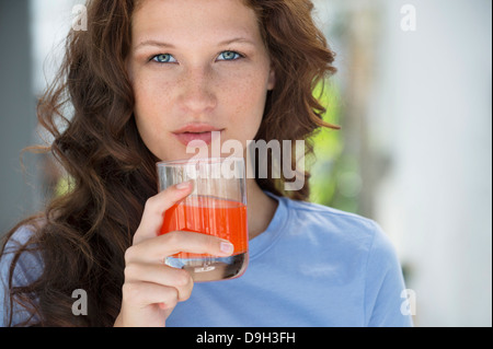 Porträt einer Frau mit einem Glas Orangensaft Stockfoto