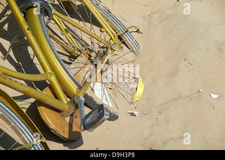 verlassene Rad Fahrrad unter Sand am Strand Stockfoto