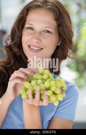 Porträt einer Frau essen Trauben Stockfoto