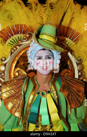 Karneval in Argentinien. Teilnehmer in der Karnevalsgruppen sind bereit, die Parade zu starten. Stockfoto