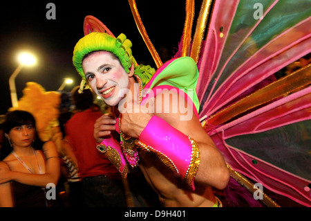 Karneval in Argentinien. Teilnehmer in der Karnevalsgruppen sind bereit, die Parade zu starten. Stockfoto