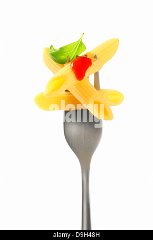 Penne-Nudeln mit Tomatensauce auf Gabel Stockfoto