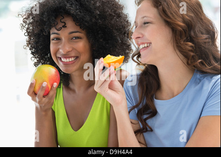 Nahaufnahme von zwei Freundinnen, die Früchte zu essen Stockfoto