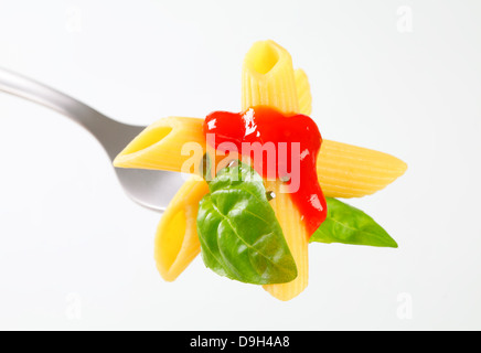 Penne-Nudeln mit Tomatensauce auf Gabel Stockfoto