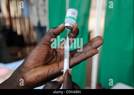 SÜDSUDAN, Lakes State, Rumbek, Gesundheitszentrum, Mutter-Kind-Programm zur Impfung und Immunisierung von Säuglingen Stockfoto