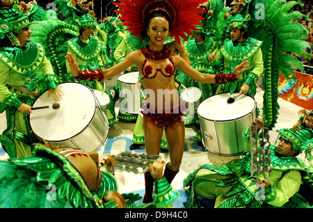 Karneval in Argentinien. Einer der wichtigsten Tänzer der Gruppe tanzen zwischen Percussion-Musiker. Stockfoto