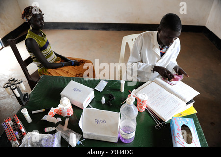 SÜDSUDAN, Lakes State, Rumbek , Gesundheitszentrum , Dinka Frau bei Blutuntersuchungen auf HIV AIDS Malaria und tropische Krankheiten in ländlichen Gesundheitsstation Stockfoto