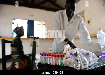 SÜDSUDAN, Lakes State, Rumbek , Gesundheitszentrum , Dinka Frau bei Blutuntersuchungen auf HIV AIDS Malaria und tropische Krankheiten in ländlichen Gesundheitsstation Stockfoto