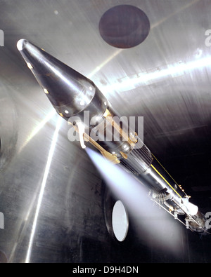 Vent fließenden kryogenen Kraftstoff auf ein Centaur Rakete Maschinenmodell. Stockfoto