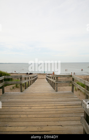 Ein Holzsteg führt zu Vorwahl Strand in Parlee, New Brunswick. Stockfoto