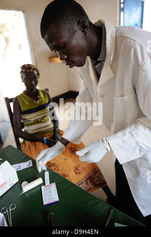 SÜDSUDAN, Lakes State, Rumbek , Gesundheitszentrum , Dinka Frau bei Blutuntersuchungen auf HIV AIDS Malaria und tropische Krankheiten in ländlichen Gesundheitsstation Stockfoto