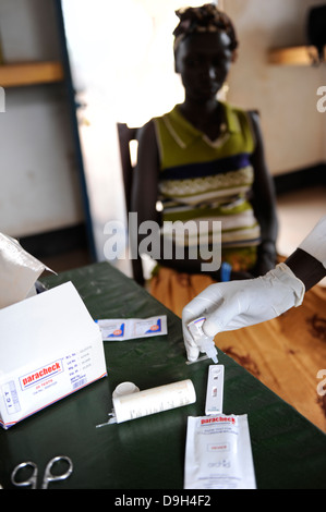 SÜDSUDAN, Lakes State, Rumbek , Gesundheitszentrum , Dinka Frau bei Blutuntersuchungen auf HIV AIDS Malaria und tropische Krankheiten in ländlichen Gesundheitsstation Stockfoto