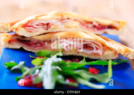 Speck und Käse getoasteten Sandwiches und Rucola Stockfoto