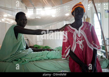 SÜDSUDAN, Bahr al Ghazal Region, Lakes State, Krankenhaus Mary Immaculate DOR von Comboni Missionare in Dinka Dorf Mapuordit, Behandlung von Malaria und anderen tropischen Krankheiten, Frauen im Bett mit Moskitonetz zur Prävention Stockfoto