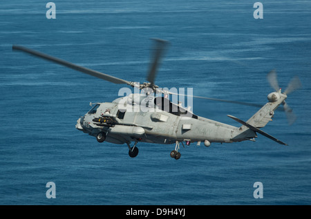Ein US-Marine MH-60R Seahawk-Hubschrauber von der USS Nimitz fliegen 18. Mai 2013 über das Südchinesische Meer. Stockfoto