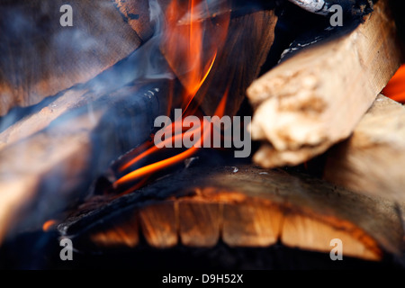 Flammen und Glut in einem Holzofen Stockfoto