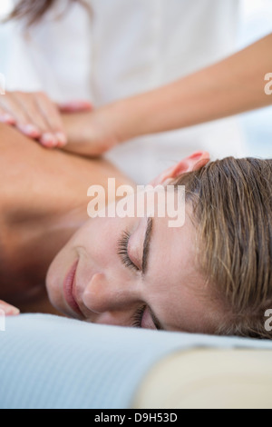 Frau ein Masseur Rückenmassage erhalten Stockfoto