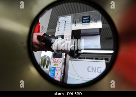 Deutschland Hamburg, Tankstelle verkauft Bio-CNG, das ist Bio-Erdgas aus Biogas, die aus Abfall oder Müll fermentiert wurde verarbeitet Stockfoto