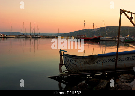 Ruhige Sonnenuntergang Szene in einen ruhigen Abend mit Angelboote/Fischerboote in den Hafen angedockt. Nördlichen Schwarzmeerküste. Stockfoto