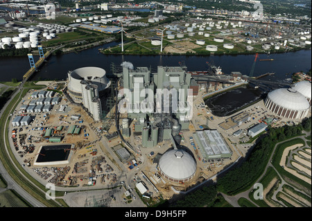 Deutschland-Hamburg-Moorburg, Bau Website Kohle-Kraftwerk Vattenfall im Hafen, Fluss Elbe und Kattwyk-Brücke, hinter der Shell-Raffinerie und Öltanks Stockfoto