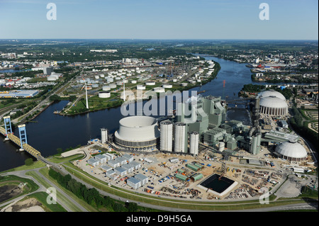 Deutschland-Hamburg-Moorburg, Bau Website Kohle-Kraftwerk Vattenfall im Hafen, Fluss Elbe und Kattwyk-Brücke, hinter der Shell-Raffinerie und Öltanks Stockfoto