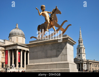 London, England, Vereinigtes Königreich. Trafalgar Square - Fourth Plinth. "Machtlos Strukturen Abb. 101' von Elmgreen und Dragset Stockfoto