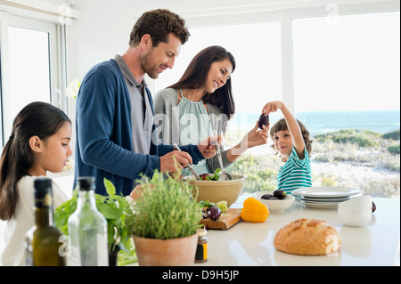 Familie, die Zubereitung von Speisen in der Küche Stockfoto