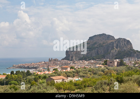Panoramablick über Cefalu und La Rocca Berg, Sizilien, Italien Stockfoto