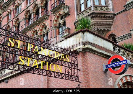 London, England, Vereinigtes Königreich. St Pancras Bahnhof. Altes Schild am Eingang Stockfoto