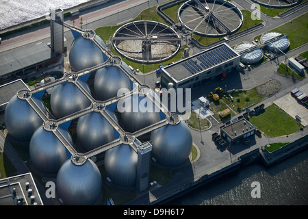 DEUTSCHLAND Hamburg, Kläranlage und Biogasanlage der Firma Hamburg Wasser, in den Stahltanks wird Biogas aus Abwasser verarbeitet, im Digestergasturm und im Clarifier-Bassin wird der Klärschlamm verbrannt Stockfoto