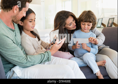Eltern mit Fotografien ihrer Kinder Stockfoto