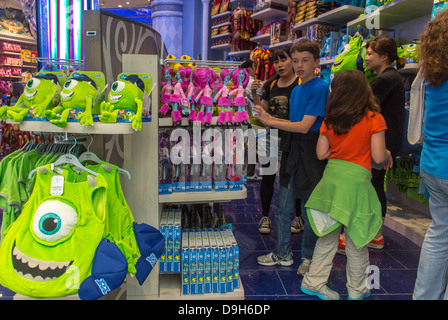 Paris, Frankreich, Familie mit Kindern, Shopping in der Disney Store, auf der Avenue Champs-Elysees, Shopper Auswahl waren Stockfoto