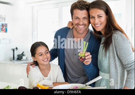 Verbinden Sie mit ihrer Tochter in der Küche genießen Stockfoto