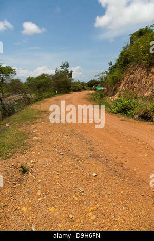 Typische staubigen Landstraße in Kampot Provinz, Kambodscha Stockfoto