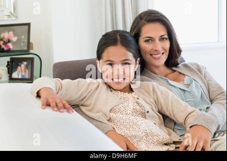 Porträt einer Frau und ihrer Tochter lächelnd Stockfoto