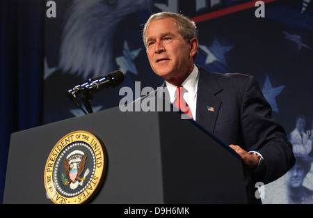 US-Präsident George W. Bush besucht Oak Ridge Lab 12. Juli 2004 in Oak Ridge, TN. Der Besuch wurde mit Zentrifuge Gaskomponenten und Uran Verarbeitungsanlagen geschickt aus Libyen nach Oak Ridge als Teil der nuklearen Nichtverbreitung Bemühungen hervorgehoben. Stockfoto