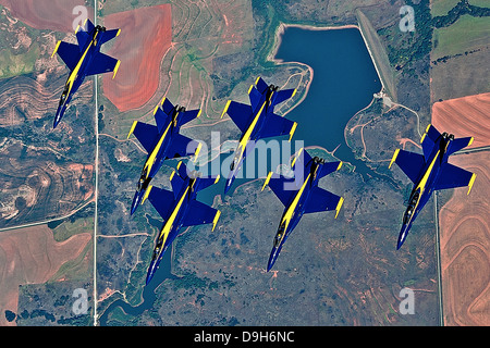 Eine Formation von uns Navy Blue Angel FA-18 Hornets von Naval Air Station Pensacola fliegen gemeinsam nach 20. September 2012 über Oklahoma betankt werden. Stockfoto