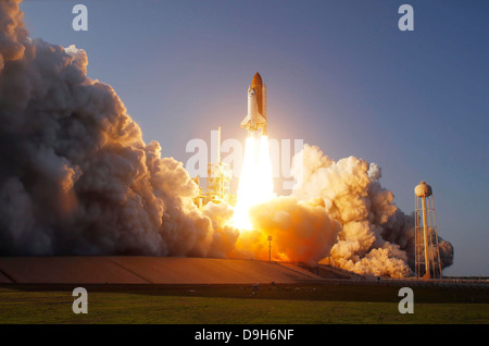 Space Shuttle Discovery hebt sich ab von der Startrampe am Kennedy Space Center, Florida. Stockfoto