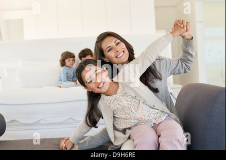 Frau spielt mit ihrer Tochter lächelnd Stockfoto