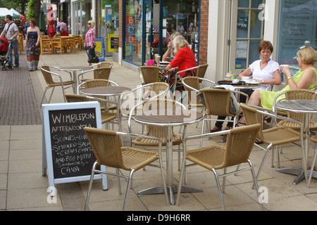 Kaffee und Kuchen Zeit im Straßencafé. Geschäftigen Leben auf der Straße auf der High Street, Solihull, in der Nähe von Birmingham, England, UK. Juni 2013 Stockfoto