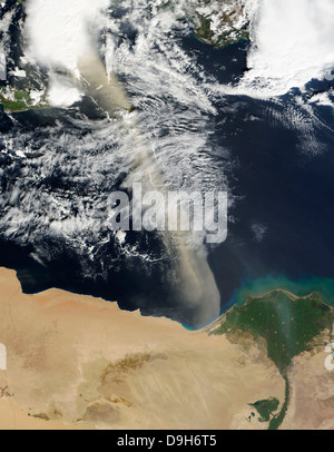 Eine Wolke von Staub erstreckt sich über das Mittelmeer. Stockfoto