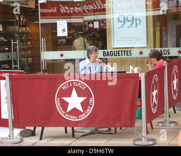 Kaffee und Kuchen Zeit im Straßencafé Busy Street Leben auf der High Street, Solihull, in der Nähe von Birmingham, England, UK. Juni 2013 Stockfoto