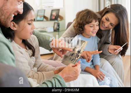 Eltern mit Fotografien ihrer Kinder Stockfoto