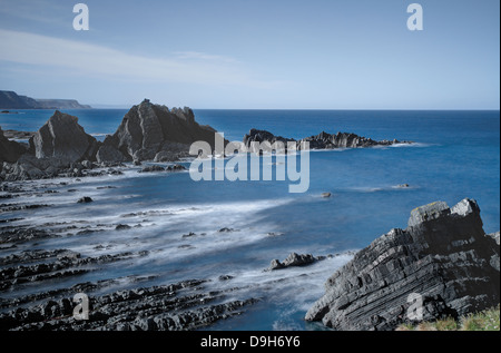 Die Flut an diesem malerischen noch dramatisch zerklüfteten Strand am Hartland Quay an der Nordküste von Devon Stockfoto