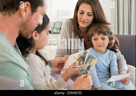 Eltern mit Fotografien ihrer Kinder Stockfoto