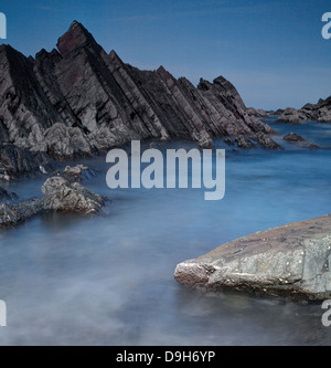 Die Flut an diesem malerischen noch dramatisch zerklüfteten Strand am Hartland Quay an der Nordküste von Devon Stockfoto