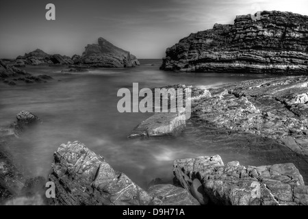 Die Flut an diesem malerischen noch dramatisch zerklüfteten Strand am Hartland Quay an der Nordküste von Devon Stockfoto