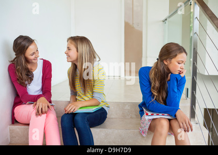 Freundinnen sitzt auf der Treppe in einer Schule Stockfoto