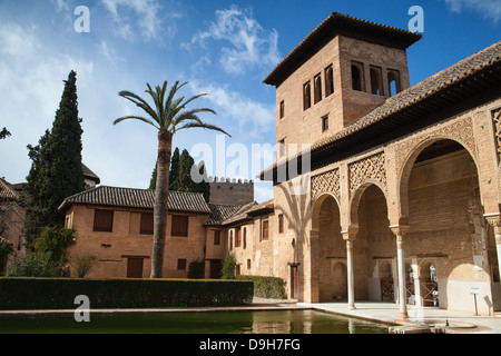 Damen-Turm (Torre de Las Damas) und Gärten des Partal im Alhambra Stockfoto